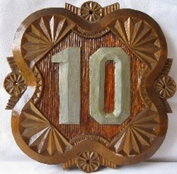 Резьба по дереву номер на дверь